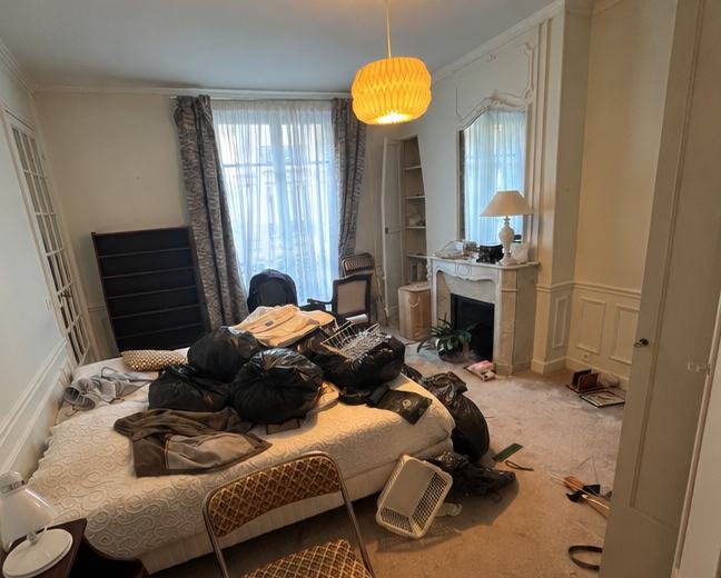Chambre encombrée de sacs avant débarras
